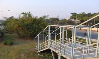 Hà Nội: Cầu vượt bộ hành có lối lên xuống thẳng vào bãi cỏ