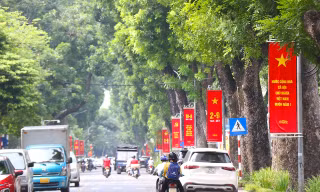 Đường phố Hà Nội rực rỡ cờ hoa chào mừng Quốc khánh 2-9