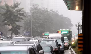 Xe buýt nhanh BRT bị những phương tiện cá nhân khác bủa vây vào giờ cao điểm hằng ngày trên đường Lê Văn Lương - Hà Nội. Ảnh: Ngọc Châu