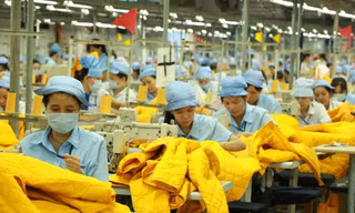 Ðiều người lao động cần là lương tối thiểu phải đáp ứng mức sống tối thiểu. Ảnh: Phạm Thanh
