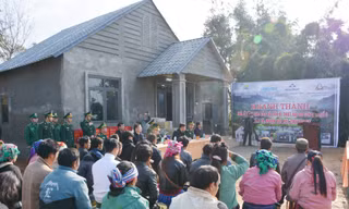 Bàn giao căn nhà đầu tiên cho người dân xã A Lù do Hòa Phát tài trợ