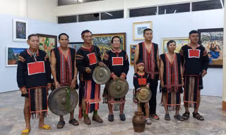 Cậu bé 7 tuổi nối dài thanh âm Gia Rai 