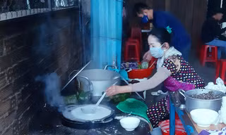 Bà Luyến tráng bánh 
