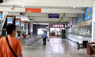 Đi lại dịp Tết trầm lắng: Vé tàu đắt, vé xe giảm 