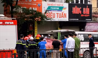 Lực lượng chức năng đưa thi thể nạn nhân đầu tiên ra khỏi hiện trường ngày 4/4 Ảnh: Thanh Hà 
