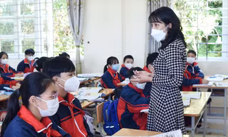 Cô giáo Bành Ngọc Thủy, Trường THCS thị trấn Lộc Bình, có nhiều sáng kiến tổ chức các hoạt động giúp học sinh yêu thích học ngoại ngữ. Ảnh: Xuân Tùng 