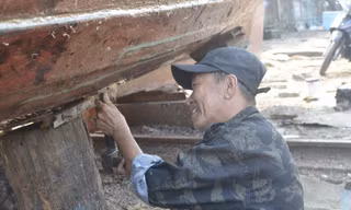 Cựu lính biển chữa tàu 