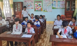 Được cấp máy tính bảng, nhiều học sinh dùng xem phim