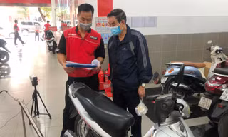 Kiểm tra khí thải xe máy tại một đại lý ảnh: A. Trọng