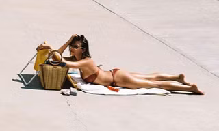 Chân dài Georgia Fowler mặc bikini phơi nắng quyến rũ ngất ngây