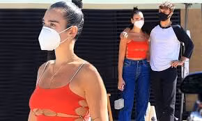 Dua Lipa mặc áo khoét xẻ lộ chân ngực nóng bỏng