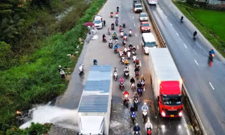 Tài xế nhận 'mưa lời khen' khi điều khiển xe container chắn dòng nước cho xe máy đi qua