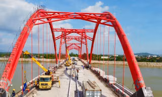 Hình hài cầu vòm thép đầu tiên ở Quảng Ngãi sẵn sàng thông xe vào cuối năm