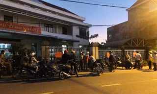 Người dân chờ từ nửa đếm đến sáng để làm thủ tục hành chính. Nhiều nhất liên quan đến đất đai.