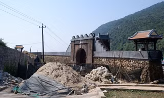 Hải Vân quan còn ngổn ngang sau 2 năm tu bổ vì vướng đường dây điện