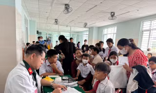 Khám bệnh miễn phí cho hàng trăm người dân huyện đảo Lý Sơn