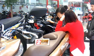 Xe máy cuối năm đua nhau tăng giá