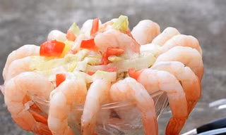 Cocktail tôm với bánh mì, món hoài cổ những năm 1970 trỗi dậy hậu cách ly COVID