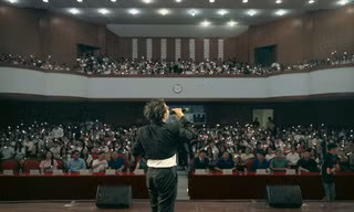 Cặp đôi ca sĩ 'triệu view' Kuun Đức Nam - Xuân Đức 'đốn tim' sinh viên Học viện Tài chính