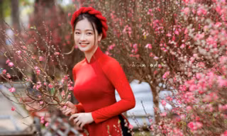 Hot girl Sài Thành lung linh trong tà áo dài đỏ, bên mẹ đón chào năm mới