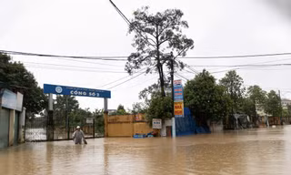 Thái Nguyên: Nhiều trường đại học ngập sâu, ký túc xá mất điện nước nhiều ngày, sinh viên thức đêm canh lũ
