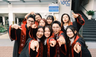 Một lần đứng lại: Khi kỷ yếu là cách người trẻ chia tay thanh xuân