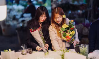 Đêm trước Ngày 8/3, giới trẻ tấp nập 'hẹn hò' tại chợ hoa lớn nhất Thủ đô