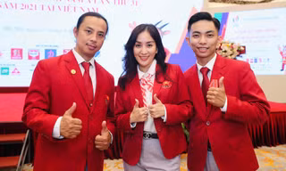 Chí Anh chúc mừng ông xã Khánh Thi nhận Huân chương Lao động hạng ba