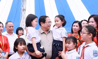 Thủ tướng Phạm Minh Chính thăm trẻ em có hoàn cảnh đặc biệt khó khăn tại Hà Nội