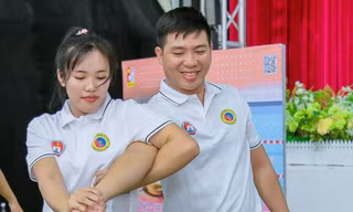 Xem cô giáo tiểu học ra đòn khoá tay kẻ quấy rối