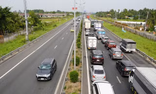 Ô tô tông liên hoàn, cao tốc TP.HCM - Trung Lương ùn tắc dài 3km