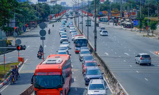 Hình ảnh đối lập ở cửa ngõ phía Tây TPHCM