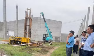 Mưa dông gây sập tường đè hai bà cháu tử vong