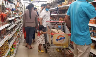 Trong một siêu thị ở Yangon. (Ảnh: EPA)