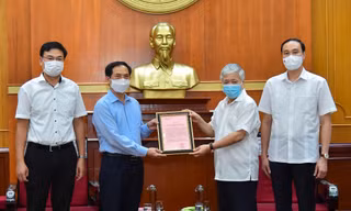 Bộ trưởng Bùi Thanh Sơn trào số tiền ủng hộ. (Ảnh: Mofa)
