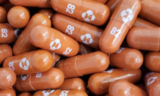 Hình ảnh viên uống chữa COVID-19 molnupiravir của hãng Merck