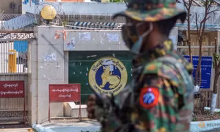 Bên ngoài trụ sở ngân hàng trung ương Myanmar. (Ảnh: Reuters)