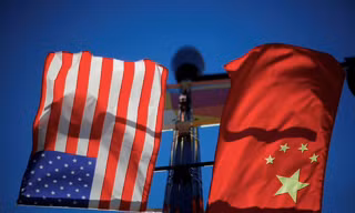 Quốc kỳ Mỹ và Trung Quốc. (Ảnh: Reuters)