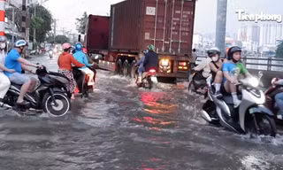 Triều cường đạt đỉnh, người dân TPHCM chật vật di chuyển giữa mênh mông nước 