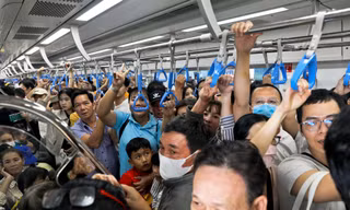 Ngày đầu vận hành, metro TPHCM đón lượng khách 'khủng' gấp 6 lần dự kiến 