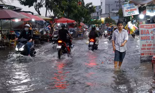 TPHCM đón triều cường đạt đỉnh, cảnh báo các tuyến đường ngập sâu