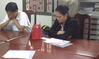 Hai đối tượng Lương Thị Tường Vy và Nguyễn Quang Vinh được phóng viên báo Tiền Phong “áp tải” về Công an phường 7, quận 3 (TPHCM) để làm rõ. Ảnh: Lê Nguyễn