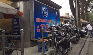 Nhà VSCC ở phố Phủ Doãn thành điểm trông xe máy.