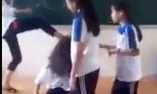 Cảnh nữ sinh bị đánh đập dã man (ảnh cắt từ clip)