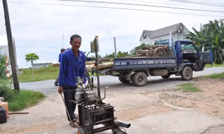 Ông Nguyễn Thanh Tâm đem đồ nghề vào nhà. Ảnh: Hòa Hội.