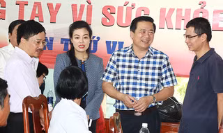 Phó Bí thư thường trực Tỉnh ủy Long An Phạm Văn Rạnh (áo caro) thăm hỏi bà con và các đơn vị thực hiện hoạt động khám bệnh, phát thuốc