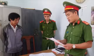 Công an huyện đọc lệnh bắt ông Huỳnh Bê tại trụ sở UBND xã Hòa An.