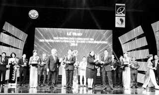 Tổng giám đốc Nam Dược Hoàng Minh Châu nhận GVCLQG 2014
