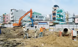 Nhà thầu đang nạo vét, khôi phục lại kênh Hàng Bàng, đoạn từ đường Lò Gốm đến đường Bình Tiên. Ảnh: LT
