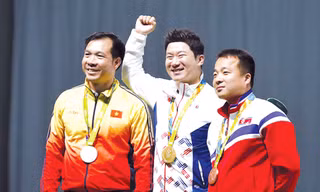 Hoàng Xuân Vinh (bên trái) với tấm HCB Olympic 2016. Ảnh: NEWSOK